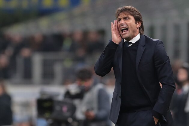 MILAN, ITALY - NOVEMBER 09:  FC Internazionale coach Antonio Conte shouts to his players during the Serie A match between FC Internazionale and Hellas Verona at Stadio Giuseppe Meazza on November 9, 2019 in Milan, Italy.  (Photo by Emilio Andreoli/Getty Images)
