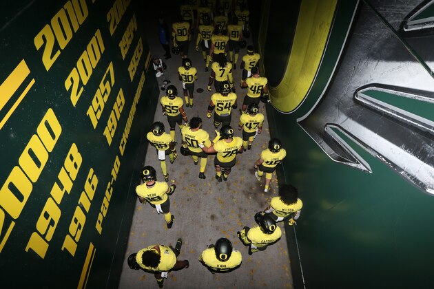 EUGENE, OREGON - NOVEMBER 16: The Oregon Ducks head to the locker room prior to taking on the Arizona Wildcats during their game at Autzen Stadium on November 16, 2019 in Eugene, Oregon. (Photo by Abbie Parr/Getty Images)
