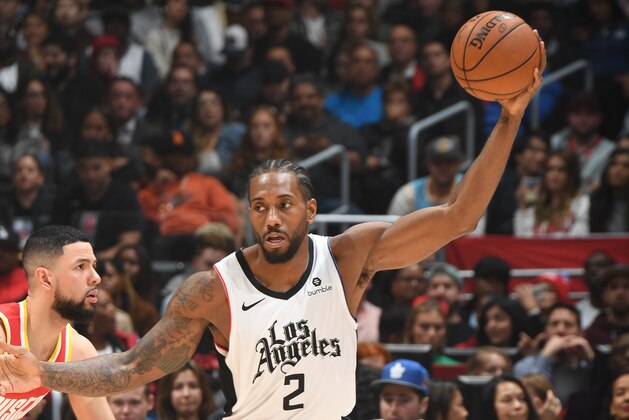 LOS ANGELES, CA - NOVEMBER 22: Kawhi Leonard #2 of the LA Clippers handles the ball against the Houston Rockets on November 22, 2019 at STAPLES Center in Los Angeles, California. NOTE TO USER: User expressly acknowledges and agrees that, by downloading and/or using this Photograph, user is consenting to the terms and conditions of the Getty Images License Agreement. Mandatory Copyright Notice: Copyright 2019 NBAE (Photo by Andrew D. Bernstein/NBAE via Getty Images)