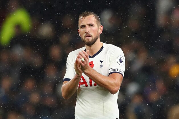 LONDON, ENGLAND - NOVEMBER 09: Harry Kane of Tottenham Hotspur acknowledges the fans following the Premier League match between Tottenham Hotspur and Sheffield United at Tottenham Hotspur Stadium on November 09, 2019 in London, United Kingdom. (Photo by Matthew Lewis/Getty Images)