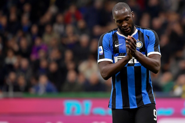 MILAN, ITALY - NOVEMBER 9: Romelu Lukaku of FC Internazionale Milano  during the Italian Serie A   match between Internazionale v Hellas Verona at the San Siro on November 9, 2019 in Milan Italy (Photo by Mattia Ozbot/Soccrates/Getty Images)
