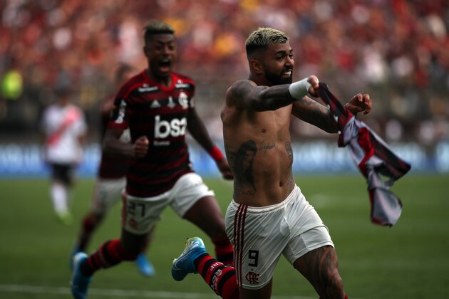 LIMA, PERU - NOVEMBER 23: Gabriel Barbosa of Flamengo celebrates after scoring the the second goal of his team during the final match of Copa CONMEBOL Libertadores 2019 between Flamengo and River Plate at Estadio Monumental on November 23, 2019 in Lima, Peru. (Photo by Raul Sifuentes/Getty Images)