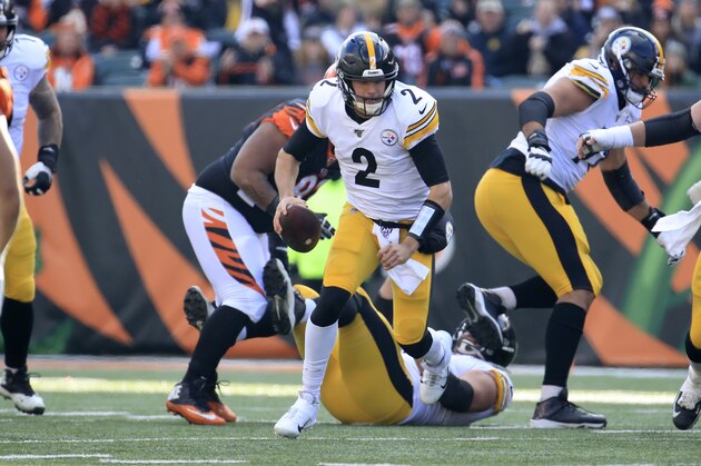 CINCINNATI, OHIO - NOVEMBER 24:   Mason Rudolph #2 of the Pittsburgh Steelers runs with the ball against the Cincinnati Bengals at Paul Brown Stadium on November 24, 2019 in Cincinnati, Ohio. (Photo by Andy Lyons/Getty Images)