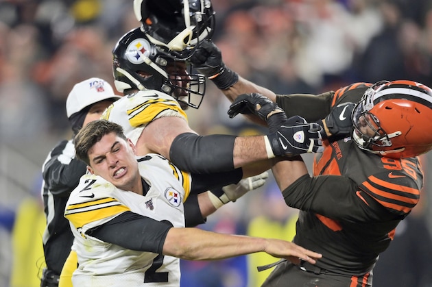 Myles Garrett, defensive end de los Browns de Cleveland, usa el casco de Mason Rudolph, de los Steelers de Pittsburgh, para golpearlo al final del partido del jueves 14 de noviembre de 2019 (AP Foto/David Richard)