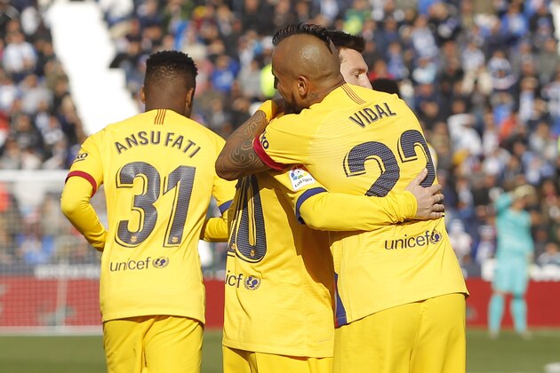 LEGANES, SPAIN - NOVEMBER 23: Arturo Vidal of Barcelona celebrates his goal with team mates during the Liga match between CD Leganes and FC Barcelona at Estadio Municipal de Butarque on November 23, 2019 in Leganes, Spain. (Photo by TF-Images/Getty Images)