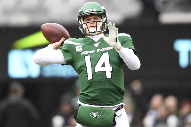 EAST RUTHERFORD, NEW JERSEY - NOVEMBER 24: Sam Darnold #14 of the New York Jets catches the ball during warmups prior to the game against the Oakland Raiders at MetLife Stadium on November 24, 2019 in East Rutherford, New Jersey. (Photo by Sarah Stier/Getty Images)