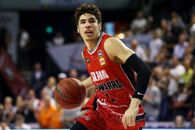 WOLLONGONG, AUSTRALIA - NOVEMBER 25: Lamelo Ball of the Hawks drives to the basket during the round 8 NBL match between the Illawarra Hawks and the Cairns Taipans at WIN Entertainment Centre on November 25, 2019 in Wollongong, Australia. (Photo by Mark Kolbe/Getty Images)