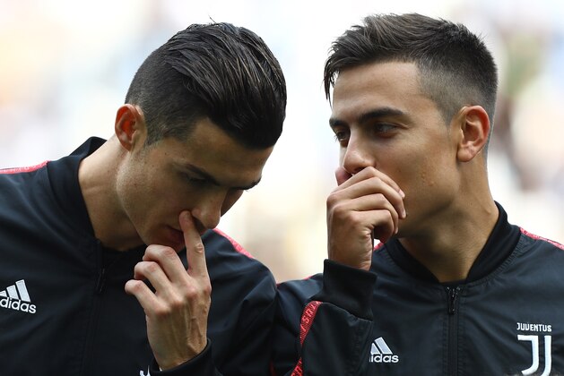 TURIN, ITALY - SEPTEMBER 28:  Paulo Dybala (R) of Juventus FC speaks to Cristiano Ronaldo (L) before the Serie A match between Juventus and SPAL at Allianz Stadium on September 29, 2019 in Turin, Italy.  (Photo by Marco Luzzani/Getty Images)