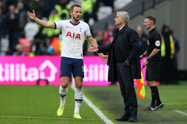 LONDON, ENGLAND - NOVEMBER 23: Tottenham Hotspur manager Jose Mourinho talks with Harry Kane during the Premier League match between West Ham United and Tottenham Hotspur at London Stadium on November 23, 2019 in London, United Kingdom. (Photo by Craig Mercer/MB Media/Getty Images)