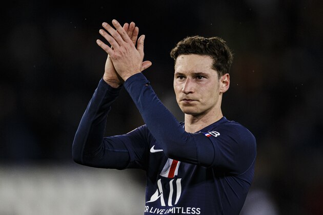 PARIS, FRANCE - NOVEMBER 22: Julian Draxler of Paris Saint Germain squad celebrates after winning Lille during the Ligue 1 match between Paris Saint-Germain and Lille OSC at Parc des Princes on November 22, 2019 in Paris, France. (Photo by Eurasia Sport Images/Getty Images)