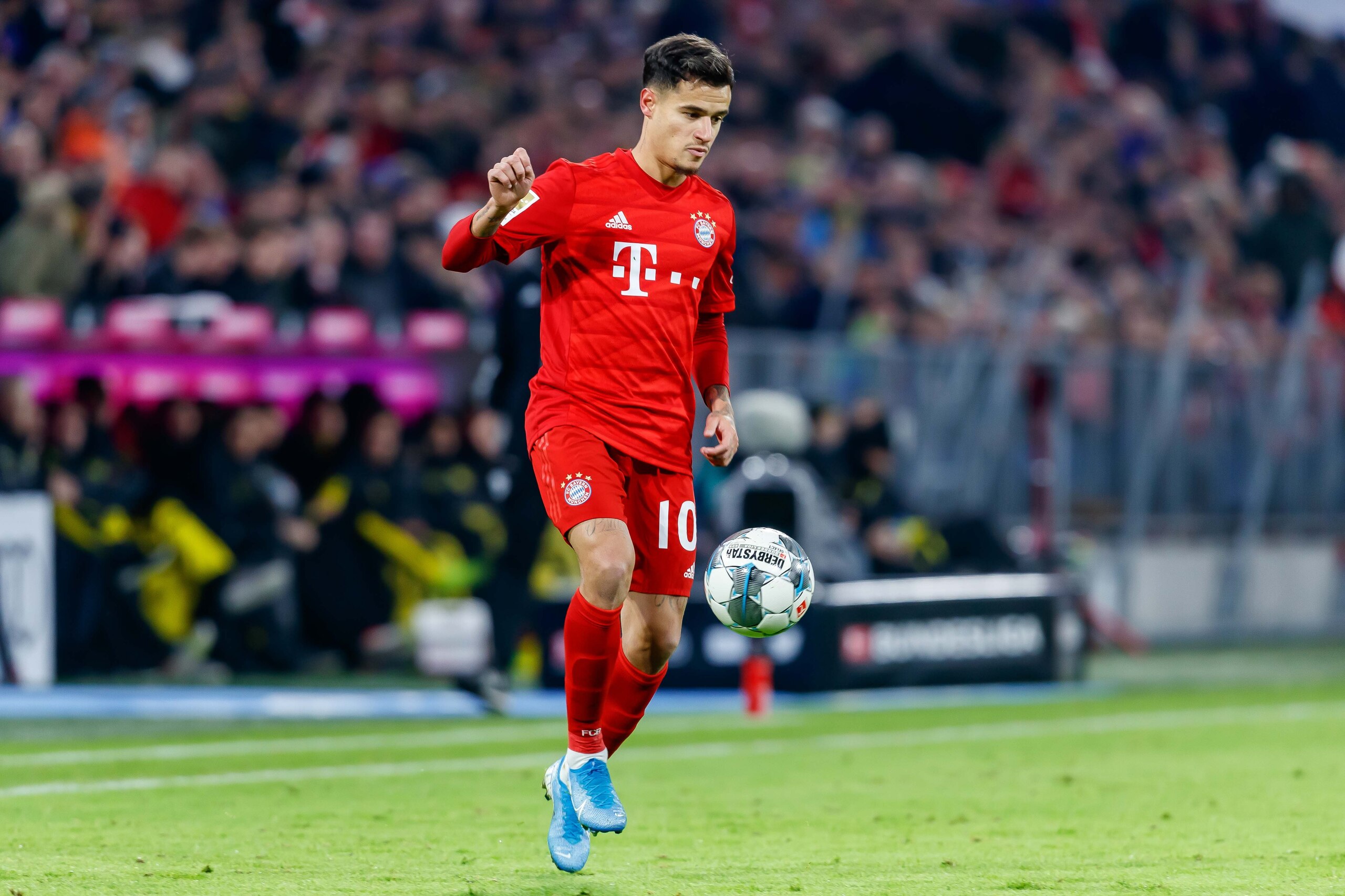 MUNICH, GERMANY - NOVEMBER 09: Philippe Coutinho of FC Bayern Muenchen controls the ball during the Bundesliga match between FC Bayern Muenchen and Borussia Dortmund at Allianz Arena on November 9, 2019 in Munich, Germany. (Photo by TF-Images/Getty Images)