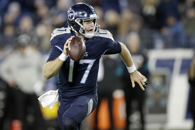 El quarterback de los Titans de Tennessee  Ryan Tannehill corre tres yardas para un touchdown en el triunfo ante los Jaguars de Jacksonville del domingo 24 de noviembre del 2019. (AP Photo/James Kenney)