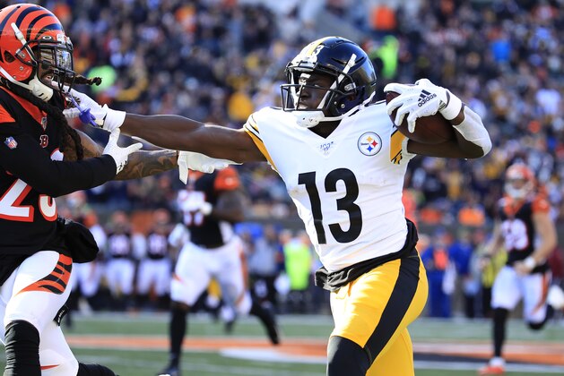 CINCINNATI, OHIO - NOVEMBER 24:  James Washington #13 of the Pittsburgh Steelers runs for a touchdown against the Cincinnati Bengals at Paul Brown Stadium on November 24, 2019 in Cincinnati, Ohio. (Photo by Andy Lyons/Getty Images)
