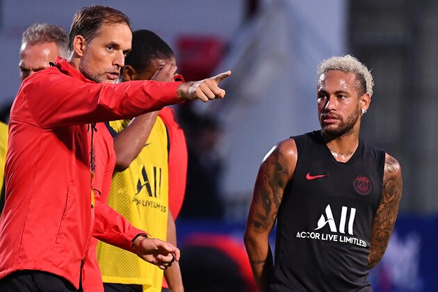 Paris Saint-Germain's German head coach Thomas Tuchel (L) speaks with Paris Saint-Germain's Brazilian forward Neymar (C) during a training session in Shenzhen on August 1, 2019, ahead of the French Trophy of Champions football match between Rennes and Paris Saint-Germain. (Photo by FRANCK FIFE / AFP)        (Photo credit should read FRANCK FIFE/AFP via Getty Images)