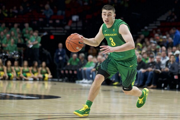 Oregon guard Payton Pritchard dribbles the ball against Memphis during the first half of an NCAA college basketball game in Portland, Ore., Tuesday, Nov. 12, 2019. Oregon won 82-74. (AP Photo/Craig Mitchelldyer)