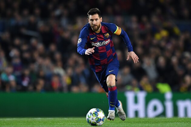 BARCELONA, SPAIN - NOVEMBER 27: Lionel Messi of FC Barcelona runs with the ball during the UEFA Champions League group F match between FC Barcelona and Borussia Dortmund at Camp Nou on November 27, 2019 in Barcelona, Spain. (Photo by David Ramos/Getty Images)
