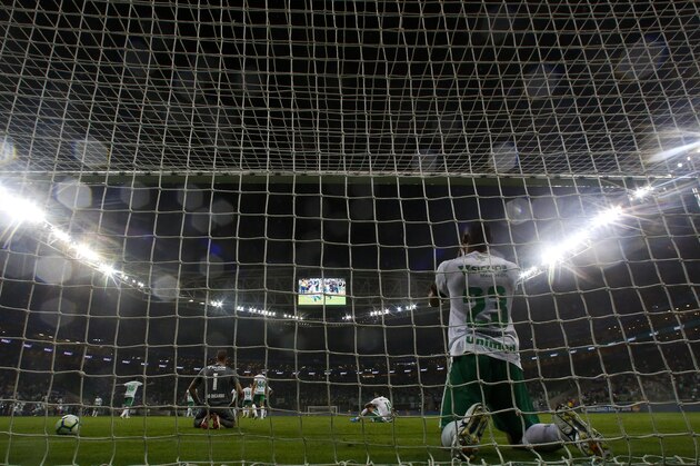 SAO PAULO, BRAZIL - OCTOBER 16: Douglas of Chapecoense reacts after the first goal of Felipe Melo of Palmeiras (not inf frame) during a match between Palmeiras and Chapecoense for the Brasileirao Series A 2019 at Allianz Parque on October 16, 2019 in Sao Paulo, Brazil. (Photo by Miguel Schincariol/Getty Images)