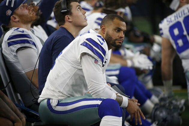 El quarterback de los Cowboys de Dallas Dak Prescott durante la segunda mitad del juego de la NFL contra los Bills de Buffalo, el jueves 28 de noviembre de 2019, en Arlington, Texas. (AP Foto/Ron Jenkins)