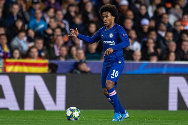 VALENCIA, SPAIN - NOVEMBER 27: Willian of FC Chelsea controls the ball during the UEFA Champions League group H match between Valencia CF and Chelsea FC at Estadio Mestalla on November 27, 2019 in Valencia, Spain. (Photo by TF-Images/Getty Images)