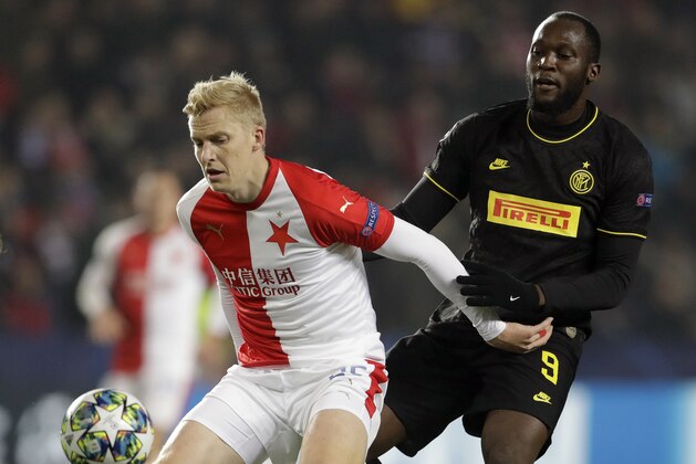 Slavia's Michal Frydrych, left, duels for the ball with Inter Milan's Romelu Lukaku during the Champions League group F soccer match between Slavia Praha and Inter Milan at the Sinobo stadium in Prague, Czech Republic, Wednesday, Nov. 27, 2019. (AP Photo/Petr David Josek)