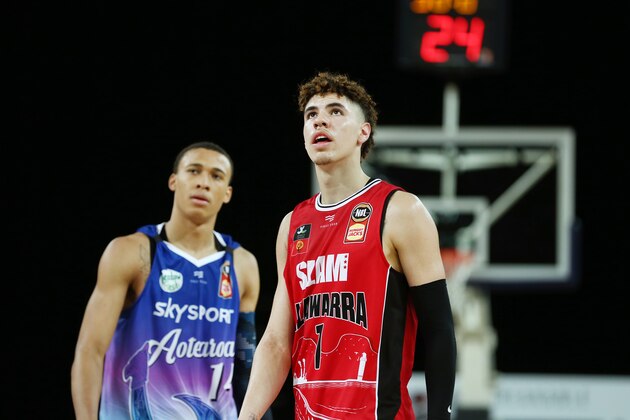 AUCKLAND, NEW ZEALAND - NOVEMBER 30: LaMelo Ball of the Hawks looks on with RJ Hampton of the Breakers during the round 9 NBL match between the New Zealand Breakers and the Illawarra Hawks at Spark Arena on November 30, 2019 in Auckland, New Zealand. (Photo by Anthony Au-Yeung/Getty Images)