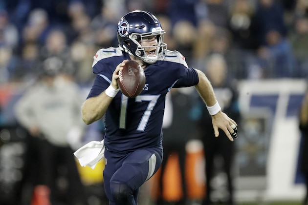 El quarterback de los Titans de Tennessee  Ryan Tannehill corre tres yardas para un touchdown en el triunfo ante los Jaguars de Jacksonville del domingo 24 de noviembre del 2019. (AP Photo/James Kenney)