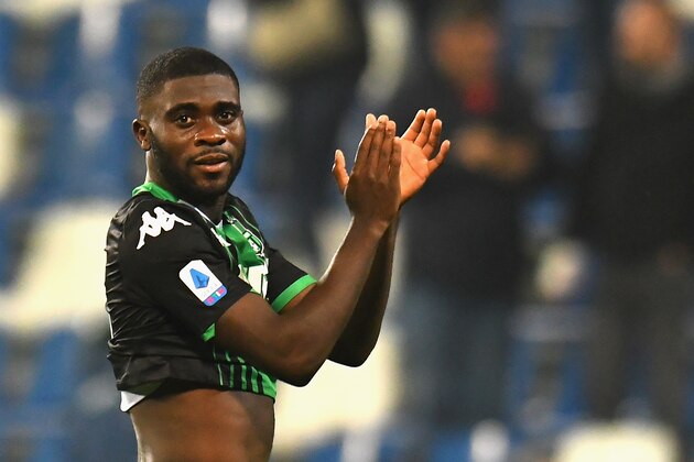 REGGIO NELL'EMILIA, ITALY - NOVEMBER 08: Jeremie Boga of US Sassuolo celebrates the victory after the Serie A match between US Sassuolo and Bologna FC at Mapei Stadium - CittÃ  del Tricolore on November 8, 2019 in Reggio nell'Emilia, Italy  (Photo by Alessandro Sabattini/Getty Images)