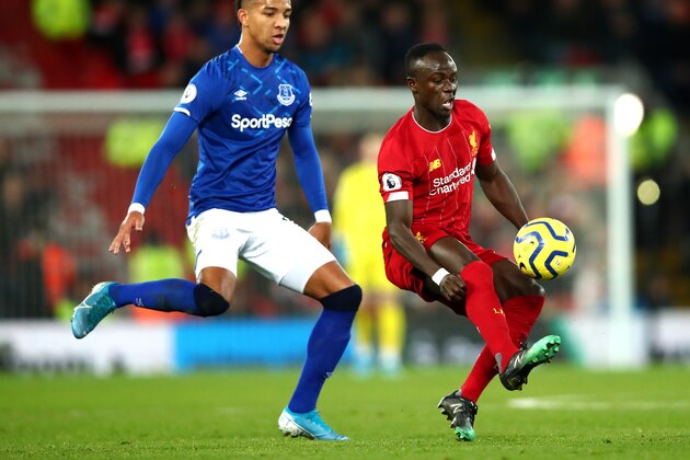 LIVERPOOL, ENGLAND - DECEMBER 04: Sadio Mane of Liverpool controls the ball under pressure from Mason Holgate of Everton during the Premier League match between Liverpool FC and Everton FC at Anfield on December 04, 2019 in Liverpool, United Kingdom. (Photo by Clive Brunskill/Getty Images)