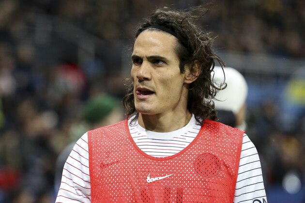PARIS, FRANCE - NOVEMBER 22: Edinson Cavani of PSG warms up during the Ligue 1 match between Paris Saint-Germain (PSG) and Lille OSC (LOSC) at Parc des Princes stadium on November 22, 2019 in Paris, France. (Photo by Jean Catuffe/Getty Images)