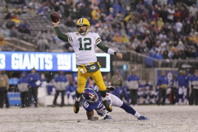 El quarterback Aaron Rodgers (12), de los Packers de Green Bay, lanza un pase de  touchdown a Marcedes Lewis en el duelo ante los Giants de Nueva York, el domingo 1 de diciembre de 2019, en East Rutherford, Nueva Jersey. (AP Foto/Adam Hunger)