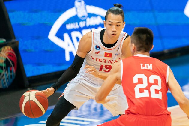 MANILA, PHILIPPINES - DECEMBER 05:  Dinh Thanh Sang #19 of Vietnam attacks Lim Kelvin Hong Da #22 of Singapore in the Basketball Tournament on day 5 of the Southeast Asian Games on December 05, 2019 in Manila, Philippines. (Photo by Gary Tyson/Getty Images for SEA Games)