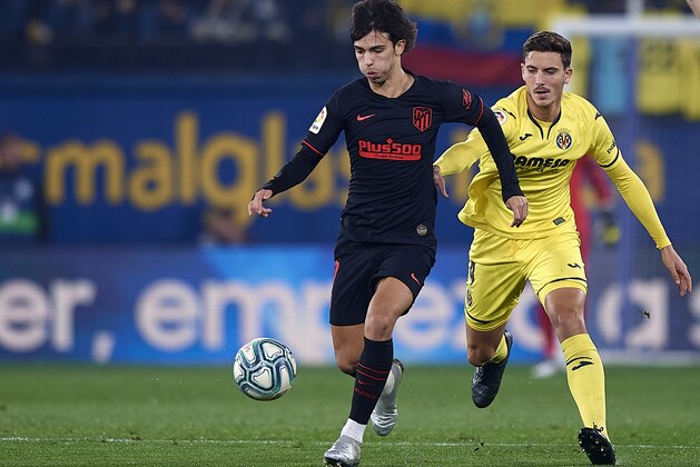 VILLAREAL, SPAIN - DECEMBER 06: Pau Torres (R) of Villarreal competes for the ball with Joao Felix of Atletico de Madrid during the Liga match between Villarreal CF  and Club Atletico de Madrid at Estadio de la Ceramica on December 6, 2019 in Villareal, Spain. (Photo by Pablo Morano/MB Media/Getty Images)