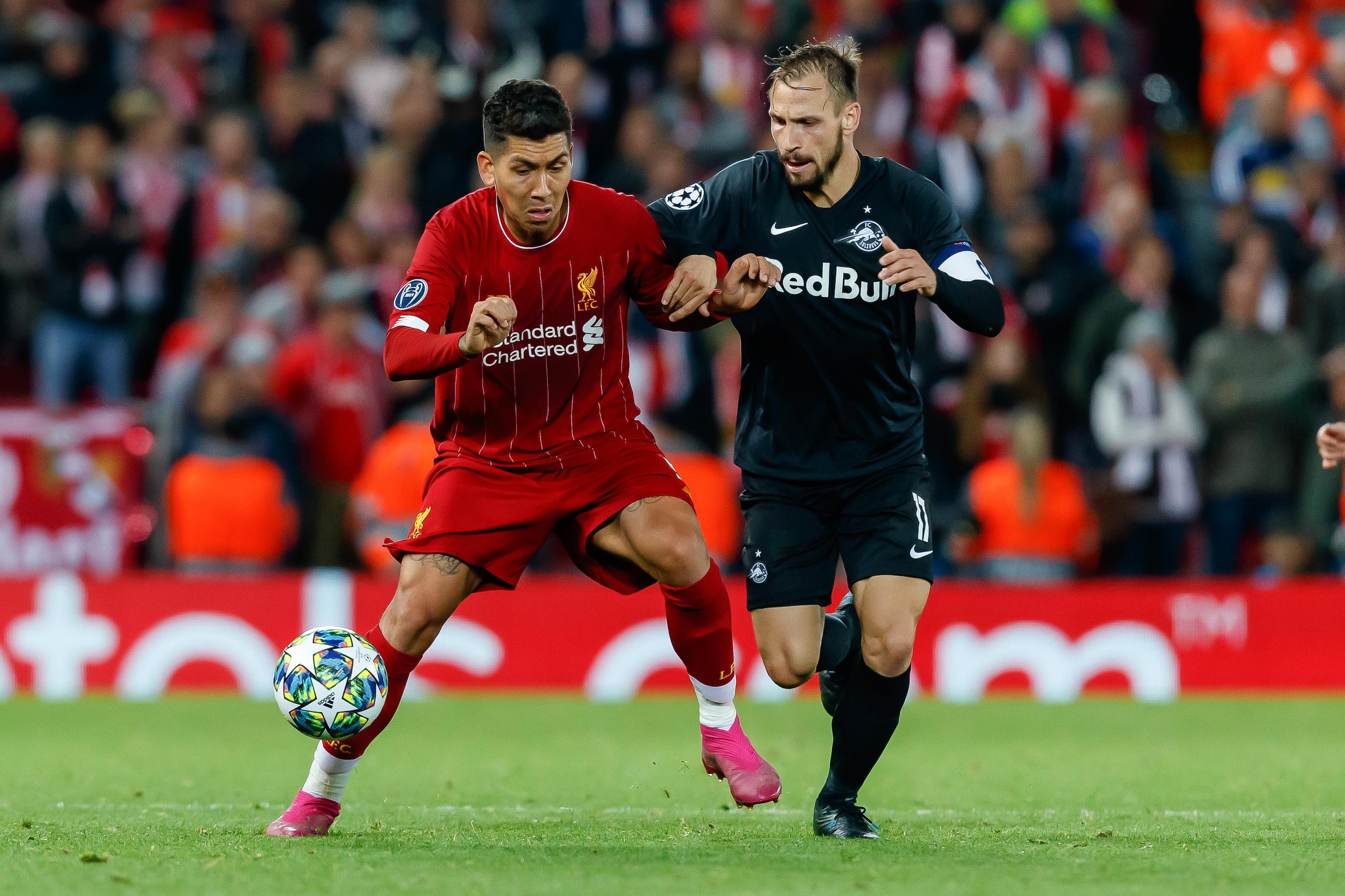 LIVERPOOL, ENGLAND - OCTOBER 02: Roberto Firmino of FC Liverpool and Andreas Ulmer of RB Salzburg im Zweikampf battle for the ball during the UEFA Champions League group E match between Liverpool FC and RB Salzburg at Anfield on October 2, 2019 in Liverpool, United Kingdom. (Photo by TF-Images/Getty Images) LIVERPOOL, ENGLAND - OCTOBER 02: Roberto Firmino of FC Liverpool and Andreas Ulmer of RB Salzburg im Zweikampf battle for the ball during the UEFA Champions League group E match between Liverpool FC and RB Salzburg at Anfield on October 2, 2019 in Liverpool, United Kingdom. (Photo by TF-Images/Getty Images)