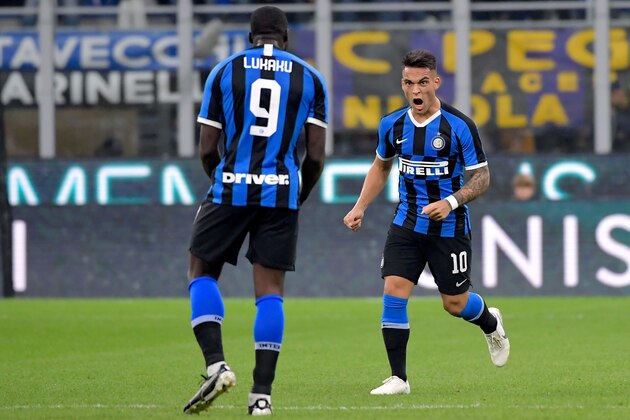 MILAN, ITALY - OCTOBER 6: (L-R) Romelu Lukaku of Internazionale, Lautaro Martinez of Internazionale celebrate 1-1 during the Italian Serie A   match between Internazionale v Juventus at the San Siro on October 6, 2019 in Milan Italy (Photo by Mattia Ozbot/Soccrates/Getty Images)