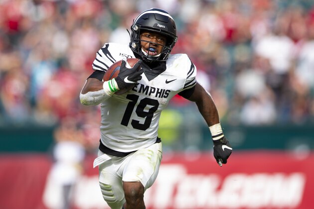 PHILADELPHIA, PA - OCTOBER 12: Kenneth Gainwell #19 of the Memphis Tigers runs the ball against the Temple Owls at Lincoln Financial Field on October 12, 2019 in Philadelphia, Pennsylvania. (Photo by Mitchell Leff/Getty Images)