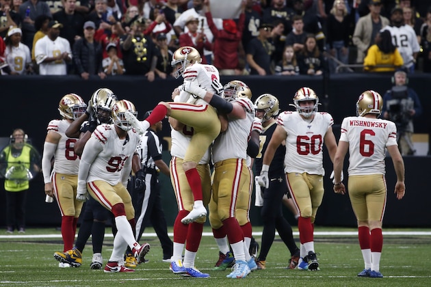 El pateador de los 49ers de San Francisco Robbie Gould celebra tras anotar el gol de campo que le dio el triunfo a su equipo sobre los Saints de Nueva Orleans el domingo ocho de diciembre del 2019. (AP Photo/Butch Dill)