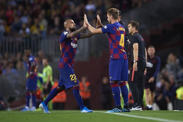 BARCELONA, SPAIN - OCTOBER 06: Substitute Ivan Rakitic of FC Barcelona (R) replaces Arturo Vidal of FC Barcelona (L) is substitu during the Liga match between FC Barcelona and Sevilla FC at Camp Nou on October 06, 2019 in Barcelona, Spain. (Photo by Aitor Alcalde/Getty Images)