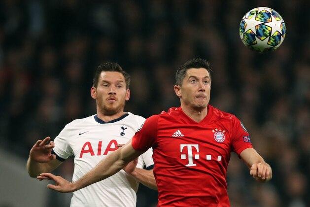 LONDON, ENGLAND - OCTOBER 01: Robert Lewandowski of Bayern Munich in action with Jan Vertonghen of Tottenham Hotspur during the UEFA Champions League group B match between Tottenham Hotspur and Bayern Muenchen at Tottenham Hotspur Stadium on October 1, 2019 in London, United Kingdom. (Photo by Marc Atkins/Getty Images)