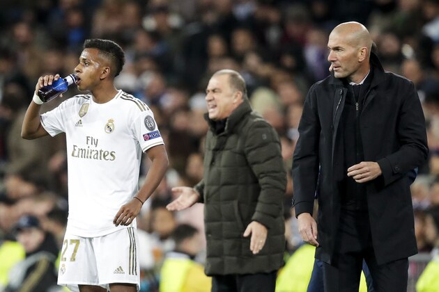 MADRID, SPAIN - NOVEMBER 6: (L-R) Rodrygo of Real Madrid, coach Zinedine Zidane of Real Madrid during the UEFA Champions League  match between Real Madrid v Galatasaray at the Santiago Bernabeu on November 6, 2019 in Madrid Spain (Photo by David S. Bustamante/Soccrates/Getty Images)