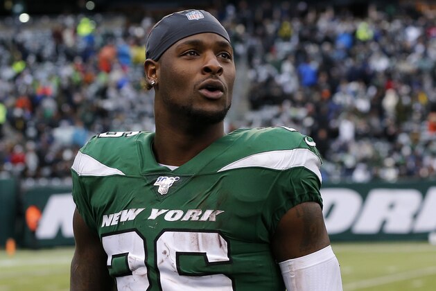 EAST RUTHERFORD, NEW JERSEY - NOVEMBER 24:   (NEW YORK DAILIES OUT)   Le'Veon Bell #26 of the New York Jets in action against the Oakland Raiders at MetLife Stadium on November 24, 2019 in East Rutherford, New Jersey. The Jets defeated the Raiders 34-3. (Photo by Jim McIsaac/Getty Images)