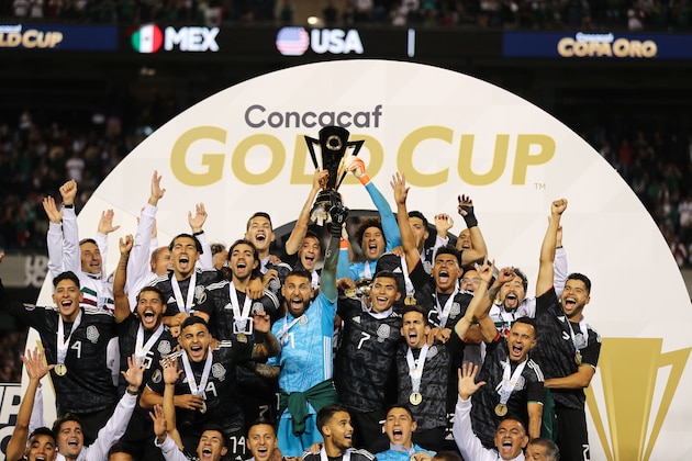 CHICAGO, IL - JULY 07: Mexico players celebrate with the CONCACAF Gold Cup trophy after their 1-0 victory over USA in the 2019 CONCACAF Gold Cup Final between Mexico and United States of America at Soldier Field on July 7, 2019 in Chicago, Illinois. (Photo by Matthew Ashton - AMA/Getty Images)