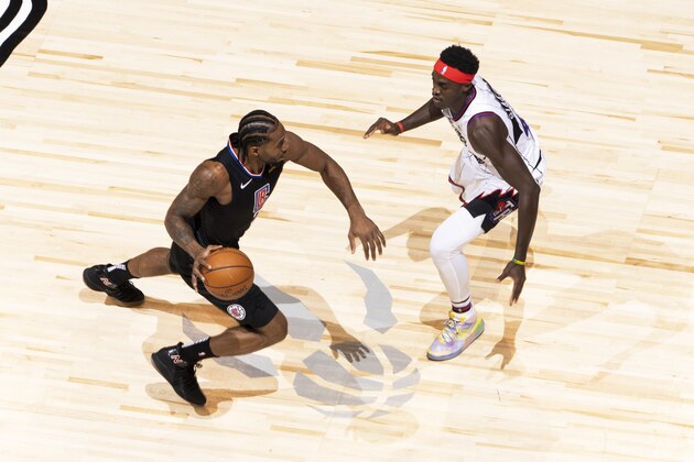 TORONTO, CANADA - DECEMBER 11: Kawhi Leonard #2 of the LA Clippers handles the ball during the game against the Toronto Raptors on December 11, 2019 at the Scotiabank Arena in Toronto, Ontario, Canada.  NOTE TO USER: User expressly acknowledges and agrees that, by downloading and or using this Photograph, user is consenting to the terms and conditions of the Getty Images License Agreement.  Mandatory Copyright Notice: Copyright 2019 NBAE (Photo by Mark Blinch/NBAE via Getty Images)