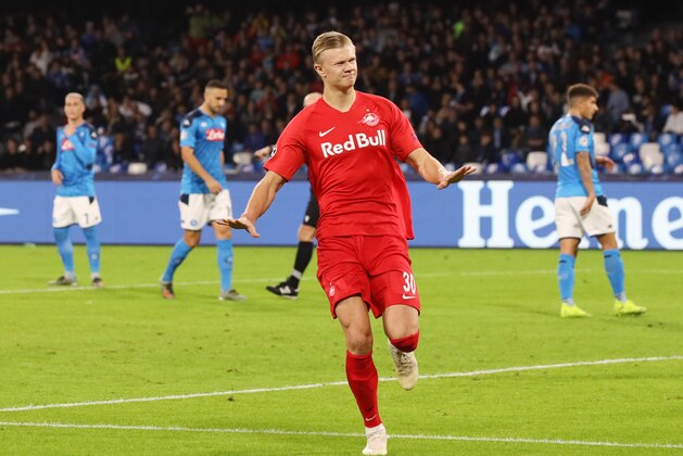 NAPLES, ITALY - NOVEMBER 05: Erling Braut Haaland of RB Salzburg celebrates after scoring the 0-1 goal during the UEFA Champions League group E match between SSC Napoli and RB Salzburg at Stadio San Paolo on November 05, 2019 in Naples, Italy. (Photo by Francesco Pecoraro/Getty Images)