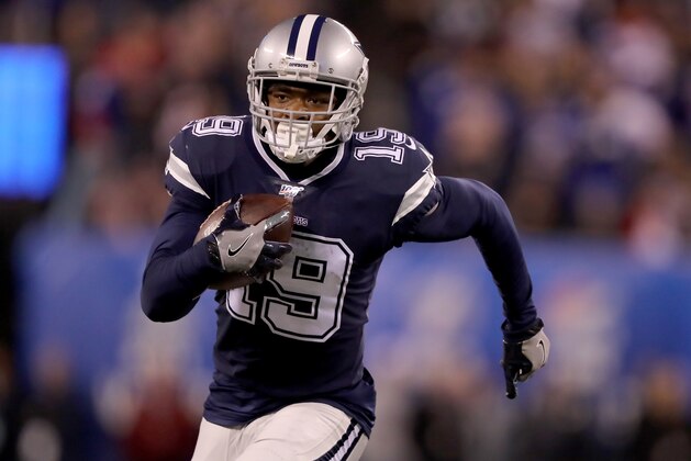 EAST RUTHERFORD, NEW JERSEY - NOVEMBER 04:  Amari Cooper #19 of the Dallas Cowboys carries the ball in for a touchdown in the fourth quarter against the New York Giants at MetLife Stadium on November 04, 2019 in East Rutherford, New Jersey.The Dallas Cowboys defeated the New York Giants 37-18. (Photo by Elsa/Getty Images)