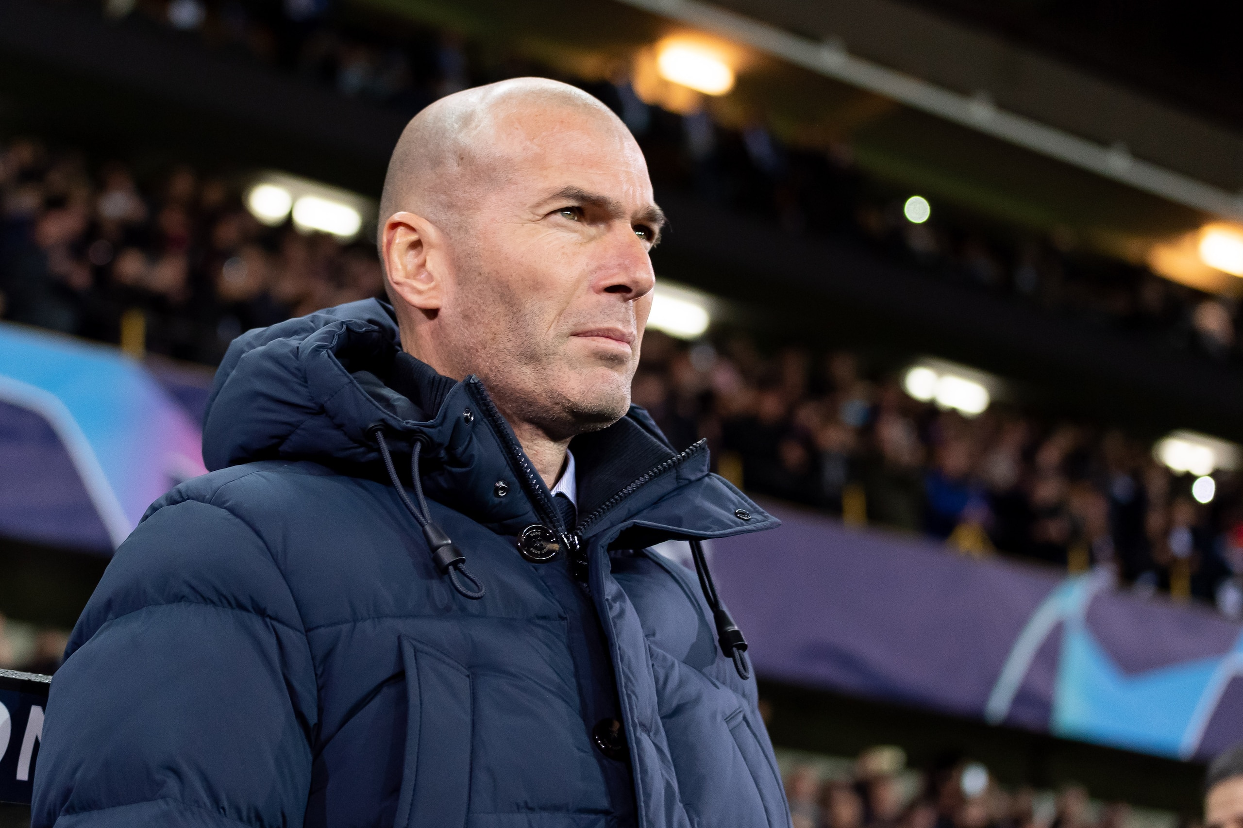 BRUGGE, BELGIUM - DECEMBER 11: (BILD ZEITUNG OUT) Head coach Zinedine Zidane of Real Madrid looks on during the UEFA Champions League group A match between Club Brugge KV and Real Madrid at Jan Breydel Stadium on December 11, 2019 in Brugge, Belgium. (Photo by TF-Images/Getty Images) BRUGGE, BELGIUM - DECEMBER 11: (BILD ZEITUNG OUT) Head coach Zinedine Zidane of Real Madrid looks on during the UEFA Champions League group A match between Club Brugge KV and Real Madrid at Jan Breydel Stadium on December 11, 2019 in Brugge, Belgium. (Photo by TF-Images/Getty Images)