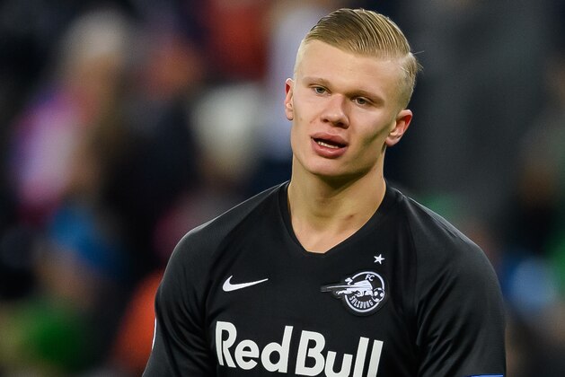 SALZBURG, AUSTRIA - DECEMBER 10: (BILD ZEITUNG OUT) Erling Braut Haaland of RB Salzburg looks on during the UEFA Champions League group E match between RB Salzburg and Liverpool FC at Red Bull Arena on December 10, 2019 in Salzburg, Austria. (Photo by TF-Images/Getty Images)