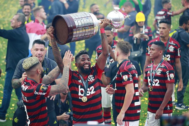 LIMA, PERU - NOVEMBER 23: Rodinei of Flamengo lifts the trophy after winning after winning the final match of Copa CONMEBOL Libertadores 2019 between Flamengo and River Plate at Estadio Monumental on November 23, 2019 in Lima, Peru. (Photo by Daniel Apuy/Getty Images)