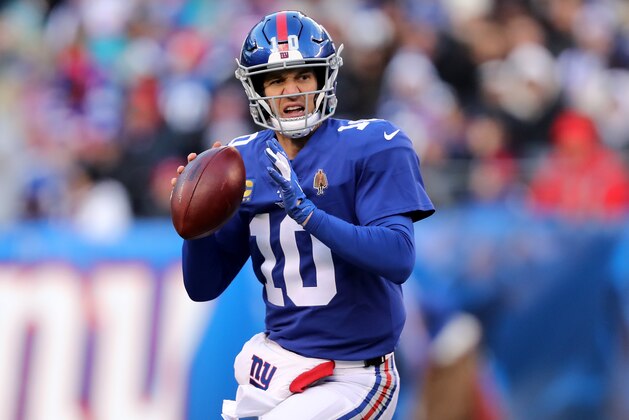 EAST RUTHERFORD, NEW JERSEY - DECEMBER 15:  Eli Manning #10 of the New York Giants passes the ball to Sterling Shepard #87 for the first down in the third quarter against the Miami Dolphins at MetLife Stadium on December 15, 2019 in East Rutherford, New Jersey. (Photo by Elsa/Getty Images)
