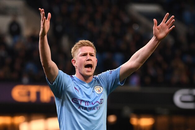 MANCHESTER, ENGLAND - DECEMBER 07: Kevin De Bruyne of Manchester City confronts the Manchester City fans after they throw objects at the pitch during the Premier League match between Manchester City and Manchester United at Etihad Stadium on December 07, 2019 in Manchester, United Kingdom. (Photo by Laurence Griffiths/Getty Images)