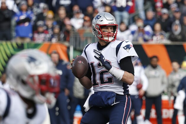 El quarterback de los Patriots de Nueva Inglaterra Tom Brady busca a quien pasarle el balÃ³n durante la primera mitad del juego de la NFL contra los Bengals de Cincinnati, el domingo 15 de diciembre de 2019. (AP Foto/Frank Victores)